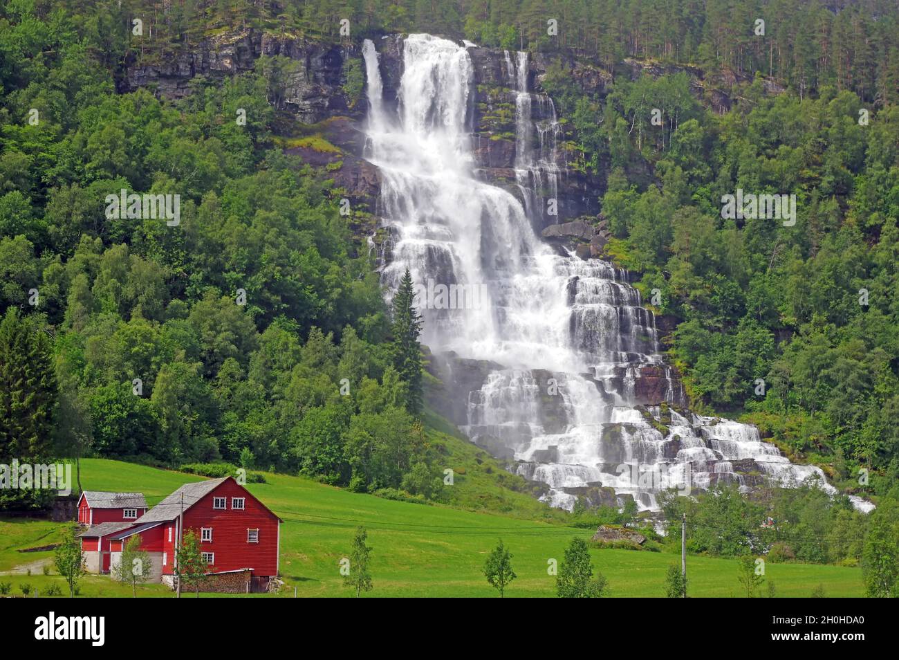 Casa Rossa e cascata, Tvindefoss, Voss, Scandinavia, Norvegia Foto Stock