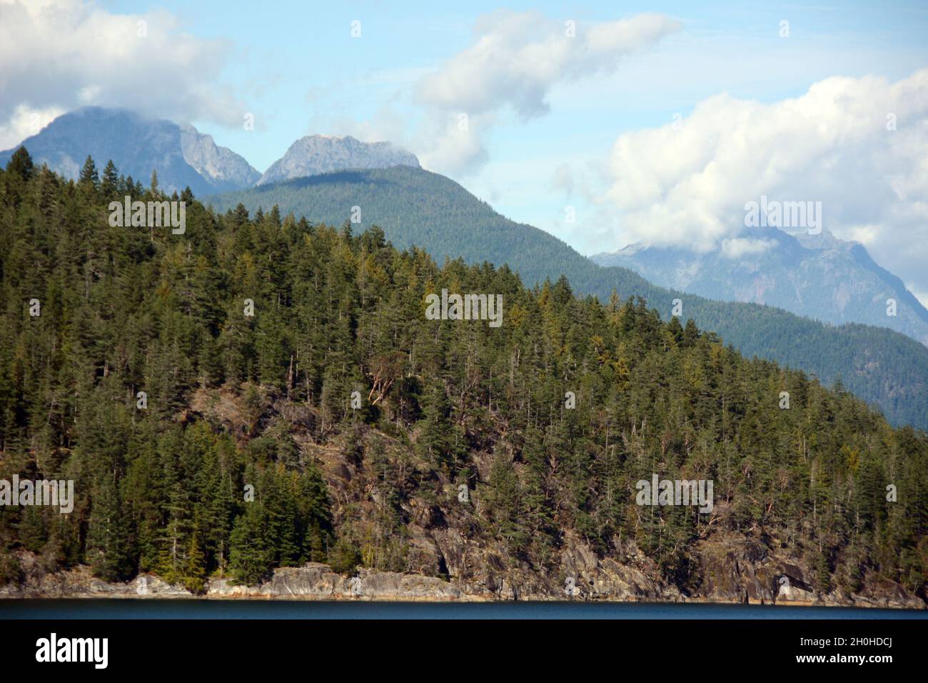 Coast Mountains e la foresta pluviale temperata sopra Jervis Inlet sulla Sunshine Coast della British Columbia, Canada. Foto Stock