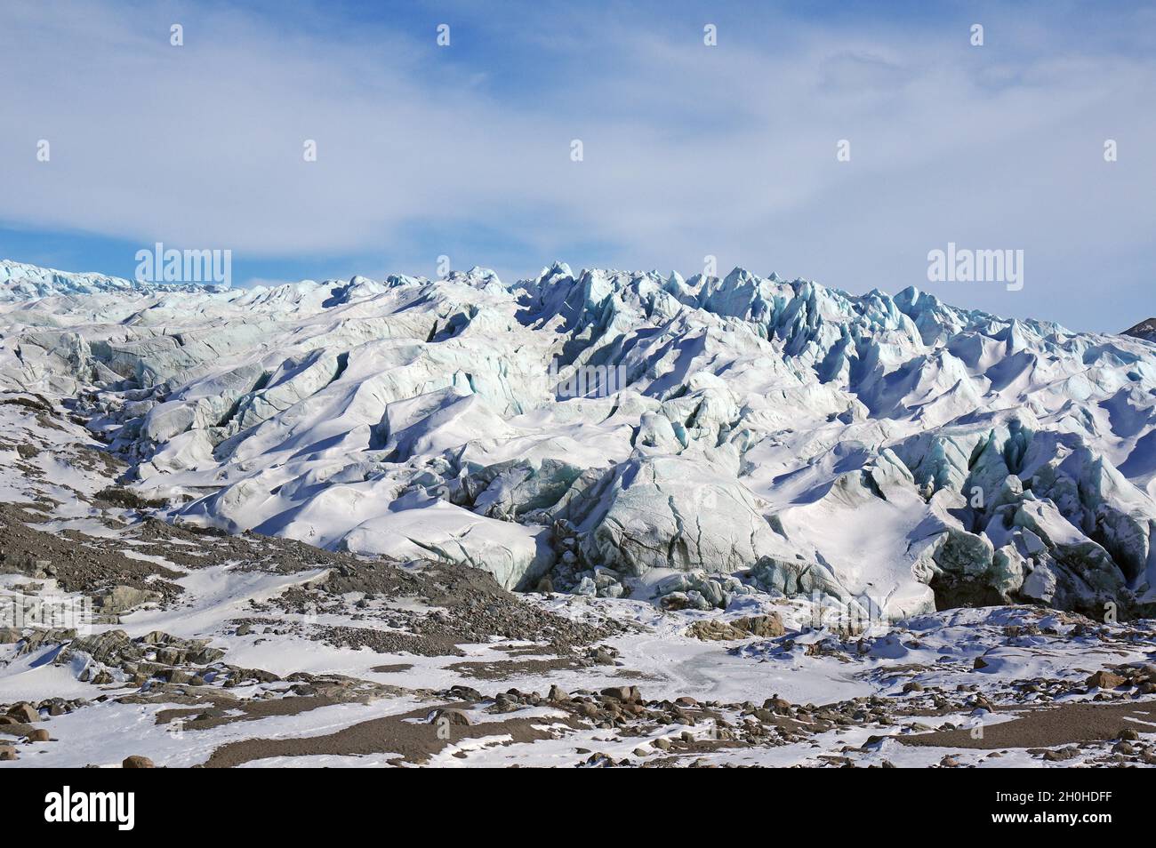Crepacci e ghiacciate di fronte ad un ghiacciaio, il ghiacciaio Russell, Kangerlussuaq, Groenlandia, Danimarca Foto Stock