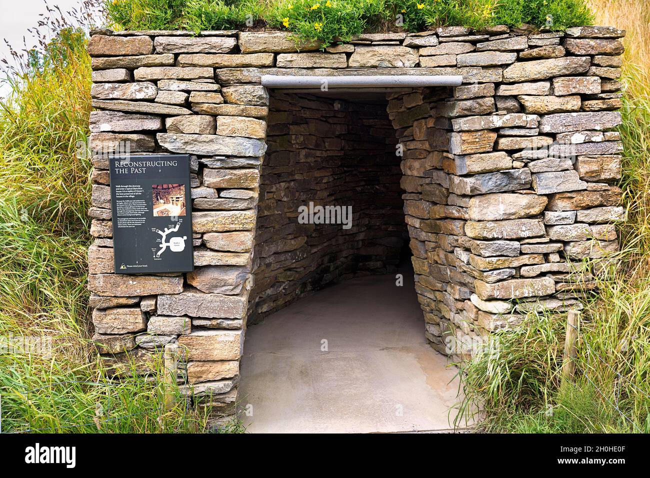 Ingresso alla casa preistorica con scheda informativa, scavi a Skara Brae, insediamento neolitico, Mainland, Isole Orkney, Scozia, Ottimo Foto Stock