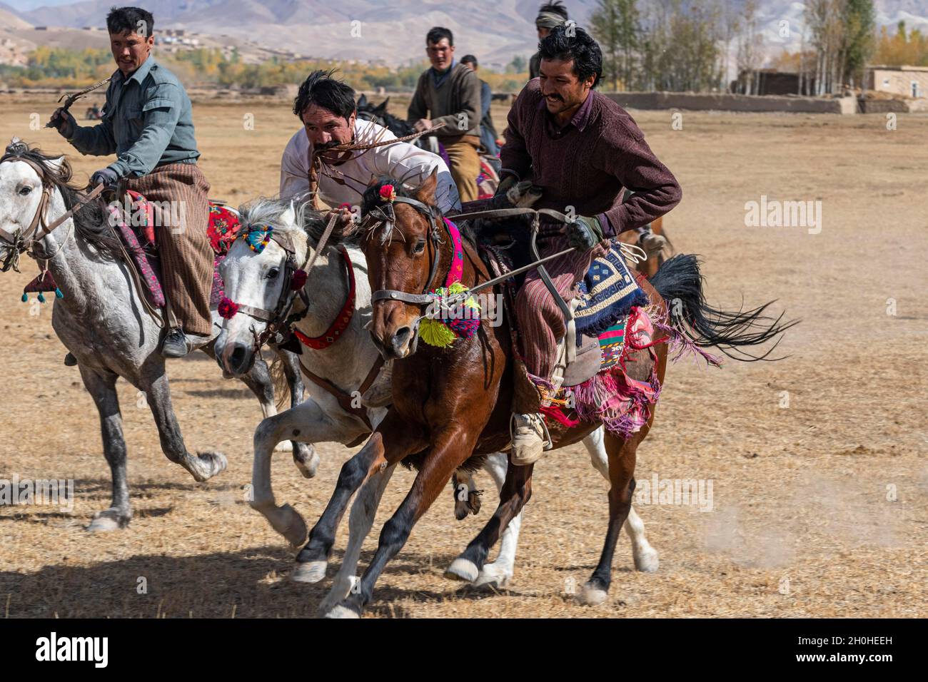 Uomini che praticano un tradizionale gioco di Buzkashi, Yaklawang, Afghanistan Foto Stock