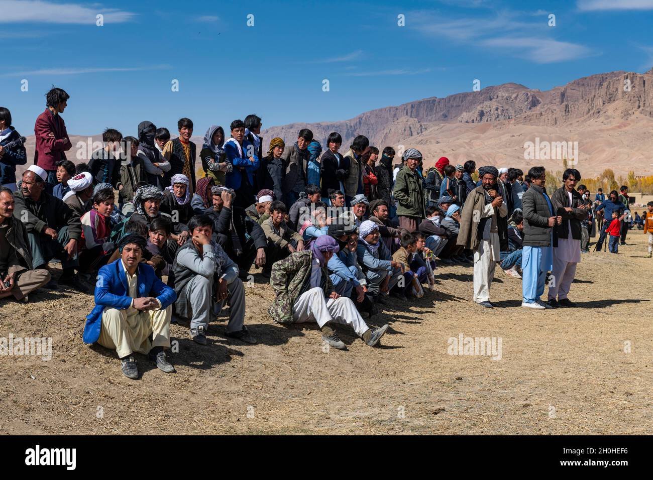 Spettatori al tradizionale gioco di Buzkashi, Yaklawang, Afghanistan Foto Stock