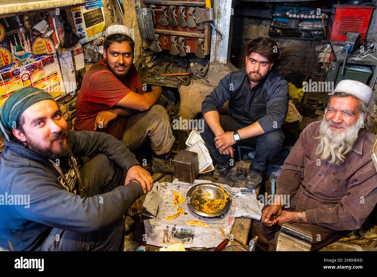 Uomini che hanno pranzo, Bird Street, Kabul, Afghanistan Foto Stock