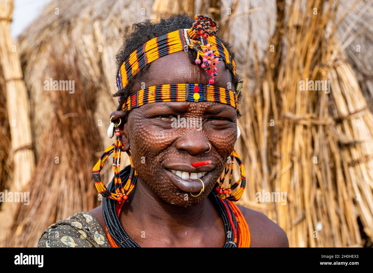 Faccia della cicatrice come segno della donna di bellezza dalla tribù di Jiye, Stato dell'Equatoria Orientale, Sudan del Sud Foto Stock