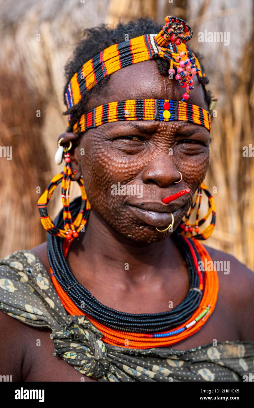 Faccia della cicatrice come segno della donna di bellezza dalla tribù di Jiye, Stato dell'Equatoria Orientale, Sudan del Sud Foto Stock