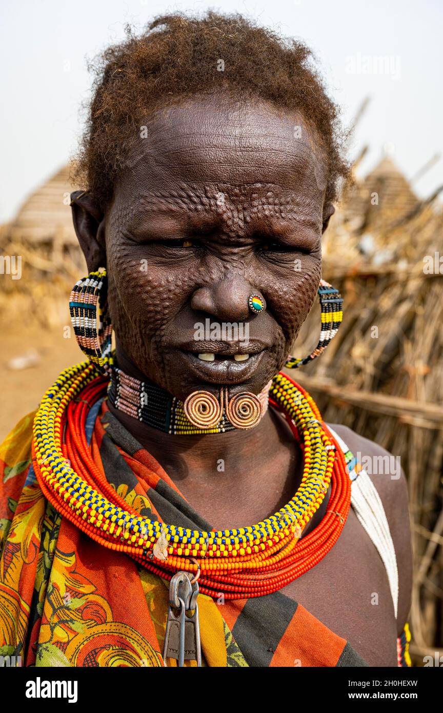 Faccia della cicatrice come segno della donna di bellezza dalla tribù di Jiye, Stato dell'Equatoria Orientale, Sudan del Sud Foto Stock
