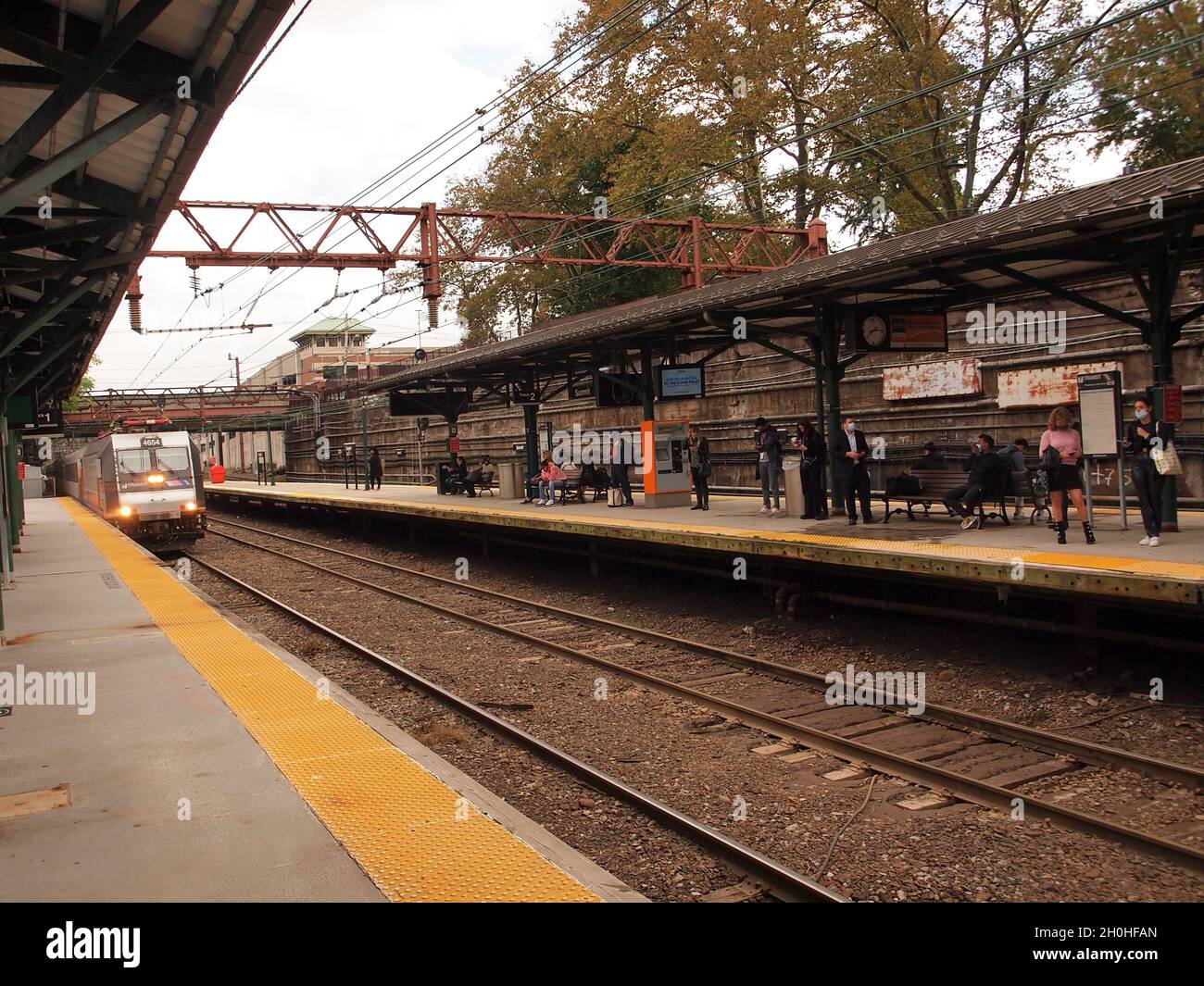 Pendolari che lasciano un treno locale per pendolari nel New Jersey. Questa stazione a dover, New Jersey, una città nella contea di Morris lungo il Morris & Essex. Foto Stock