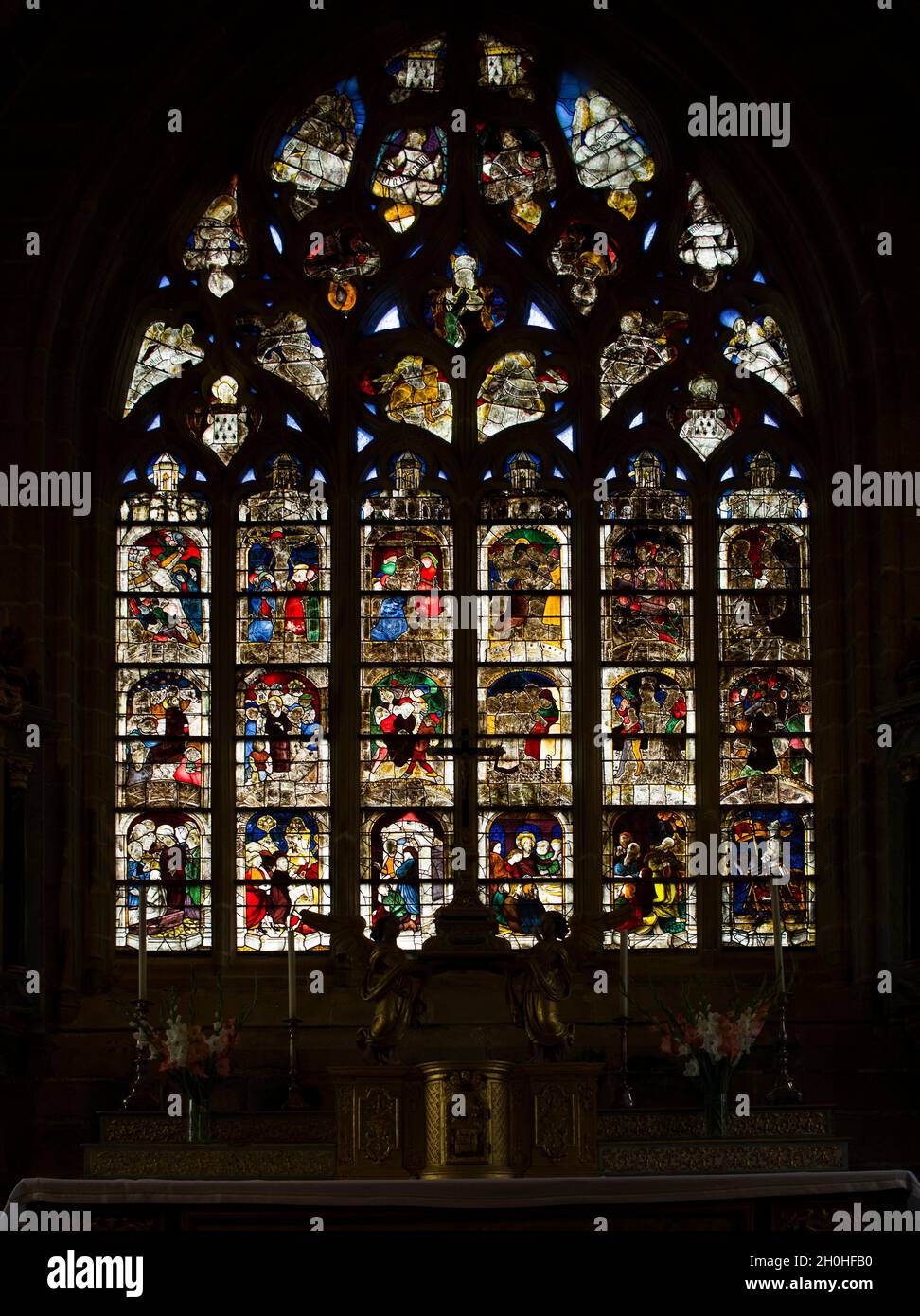Finestra in vetro con piombo, finestra Passion, chiesa di Saint-Ronan, Locronan (Lokorn), Finistere, Bretagna, Francia Foto Stock