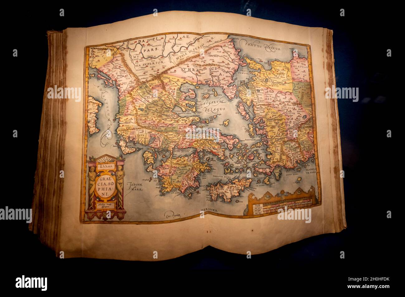 Libro antico con una vecchia mappa di Grecia, Museo Correr, Venezia, Veneto, Italia Foto Stock