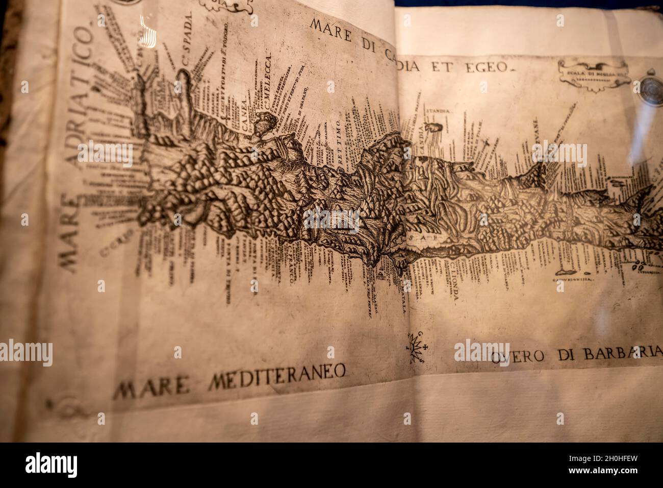 Libro antico con una vecchia mappa del Mediterraneo, Museo Correr, Venezia, Veneto, Italia Foto Stock