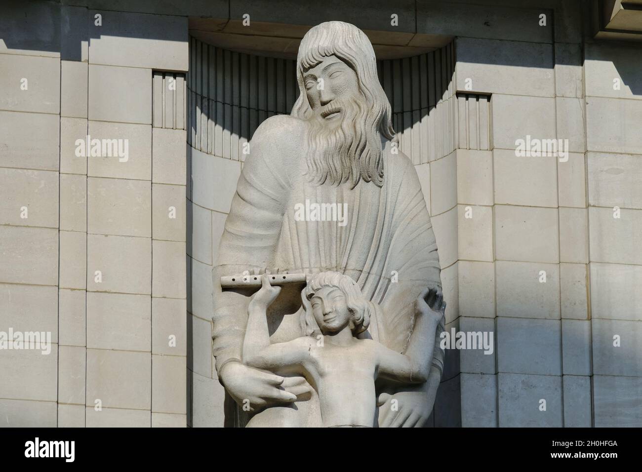 Londra, Regno Unito. La statua di 'Prospero e Ariel' fuori dalla casa di radiodiffusione BBCS di Eric Gill. Foto Stock