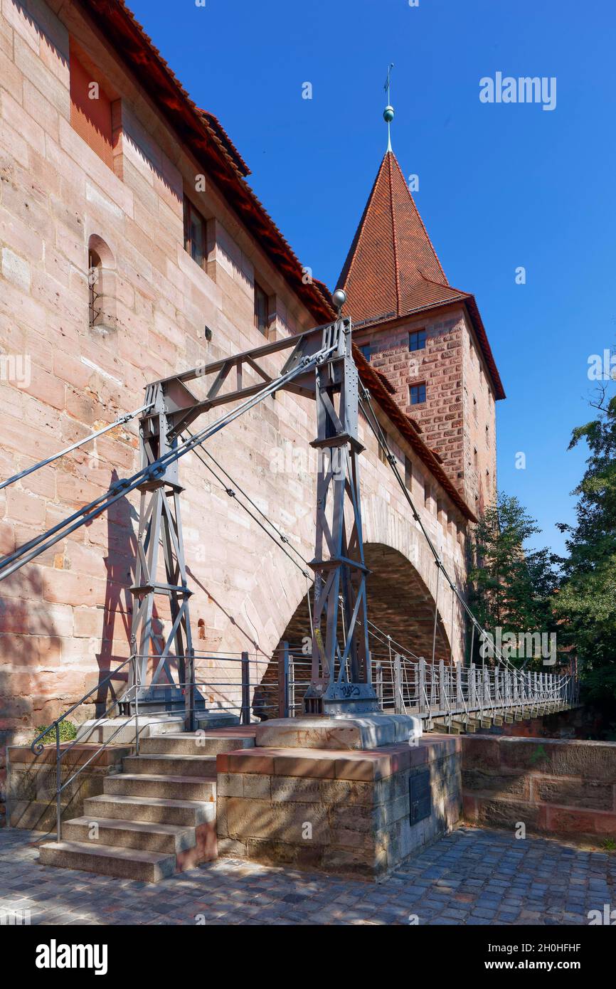 Passerella a catena, passerella sul Pegnitz, frontone di sinistra con Schlayerturm, Seebaldo, Norimberga, Franconia di mezzo, Franconia, Baviera Foto Stock