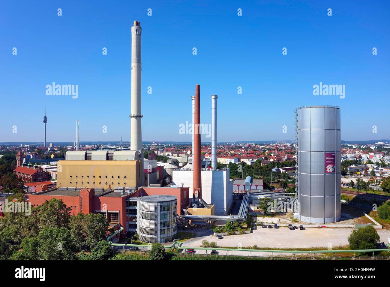 Vista aerea, N-NERGIE Netz GmbH ha sede, sulla centrale di teleriscaldamento di sinistra, sul serbatoio di stoccaggio di calore di destra con 33, 000 metri cubi di Foto Stock