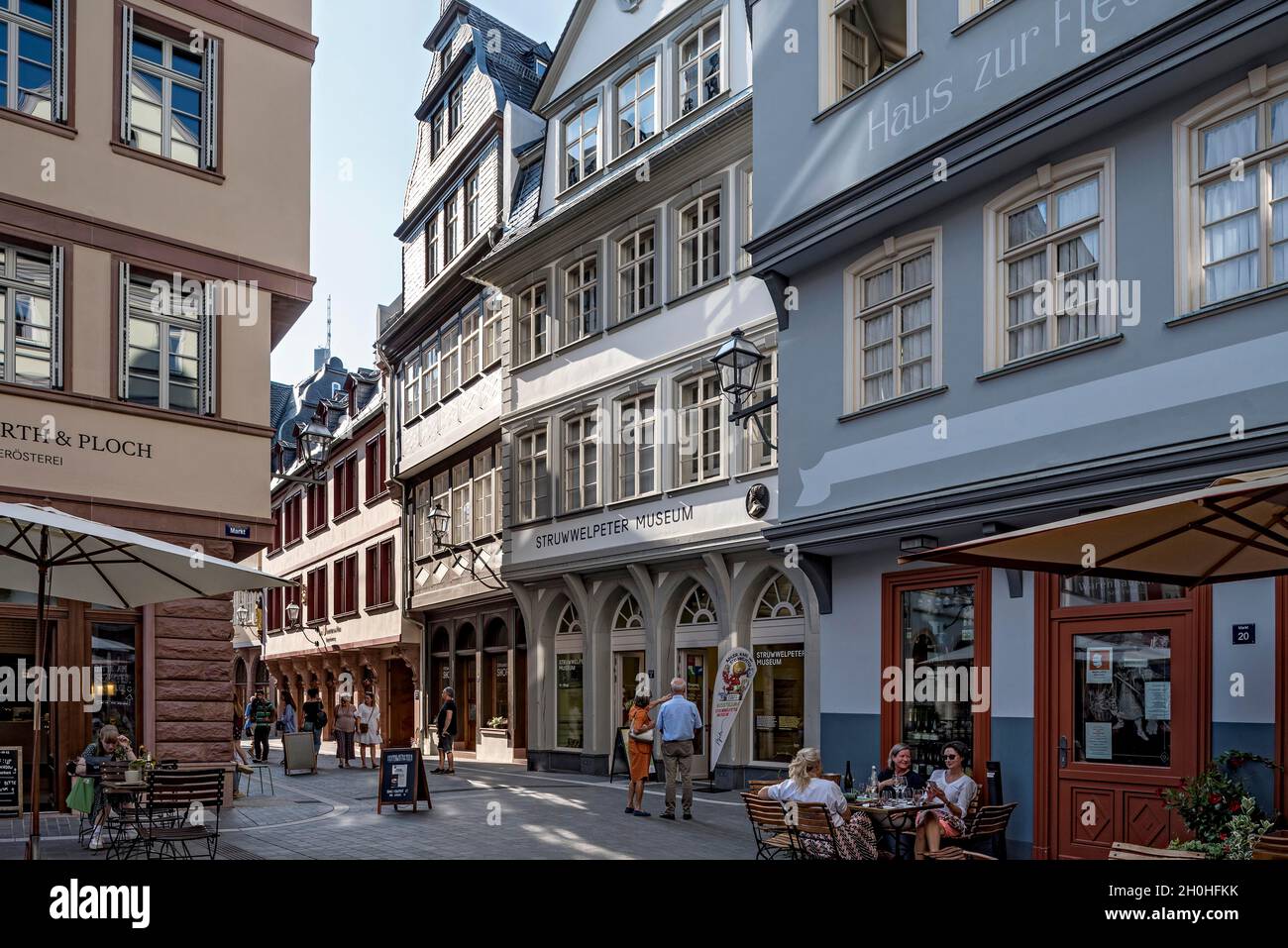 Case cittadine ricostruite con negozi, caffè di strada e Museo Struwwwelpeter, Hinter dem Laemmchen e Huehnermarkt, New Frankfurt Old Town Foto Stock