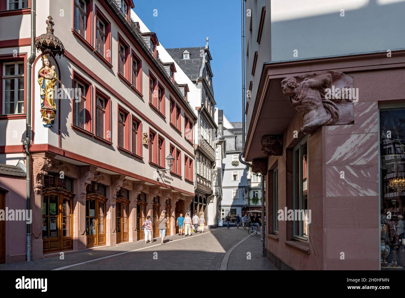 Residenza patrizia ricostruita Das Goldene Laemmchen e case di città con negozi, Hinter dem Laemmchen, New Frankfurt Old Town, Dom-Roemer-Viertel Foto Stock