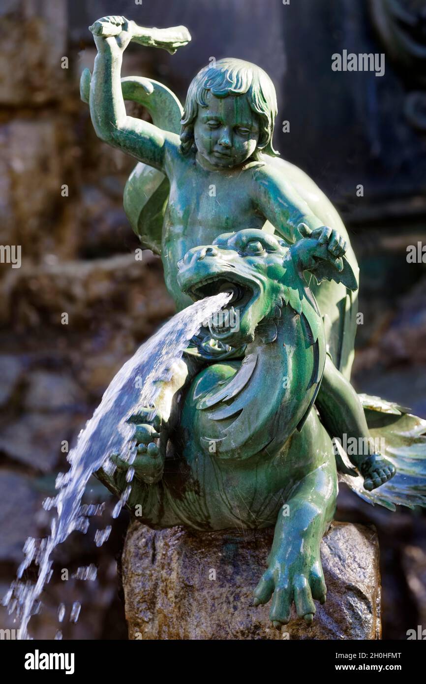 Drago, acqua spouting, putto, bambino figura con club, equitazione, fontana Nettuno con figure dalla mitologia greca, parco comunale, Norimberga, Medio Foto Stock