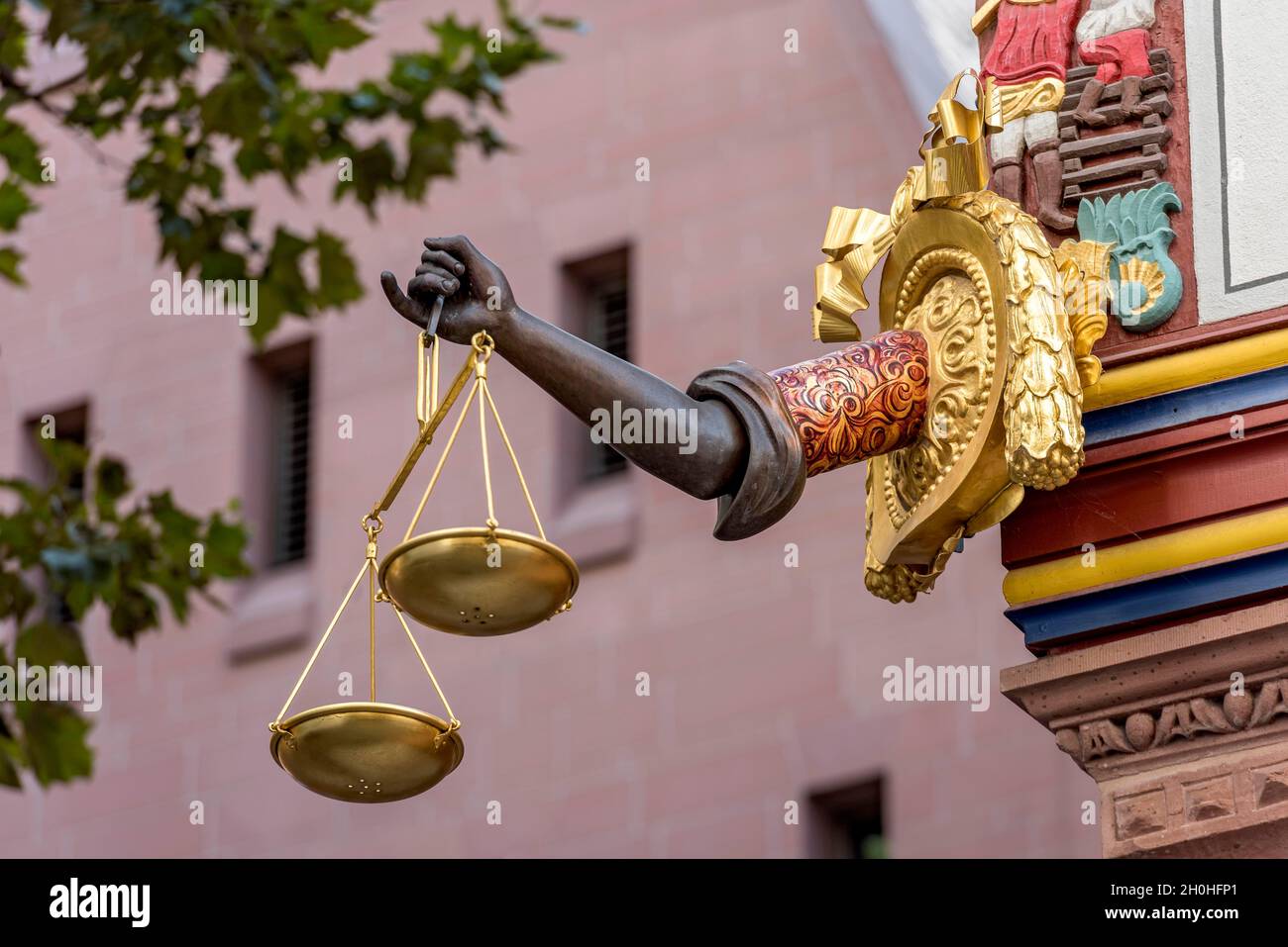 Braccio a sbalzo con scale dorate, casa rinascimentale a graticcio ricostruita, caffetteria Goldene Waage, New Frankfurt Old Town, Dom-Roemer Foto Stock