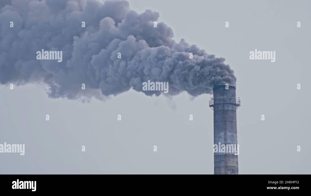 Questo fumo proveniente dal camino in una fabbrica. Emissioni nocive nell'atmosfera, dal tubo. Gravi danni all'ambiente. Foto Stock