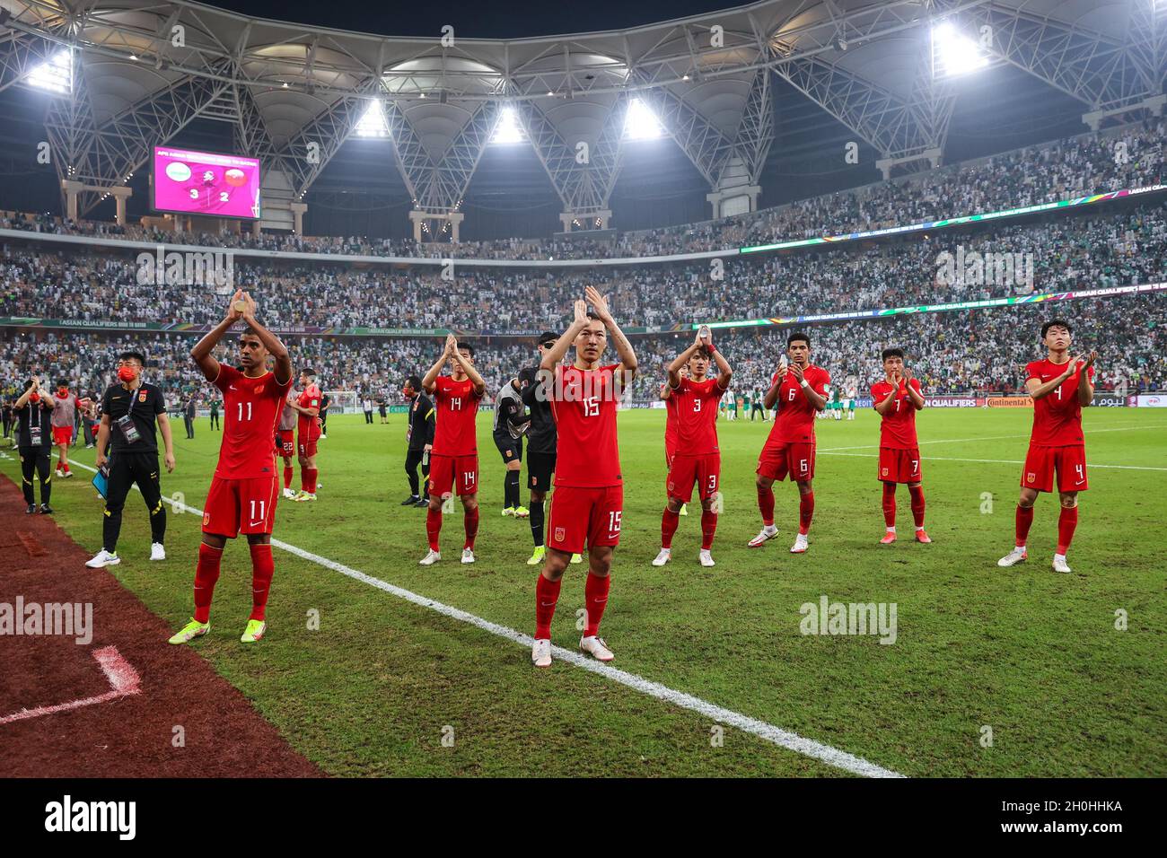 Jeddah, Arabia Saudita. 12 ottobre 2021. I giocatori della Cina salutano  gli spettatori dopo la Coppa del mondo FIFA Qatar 2022 partita di calcio di  qualificazione asiatica tra Cina e Arabia Saudita