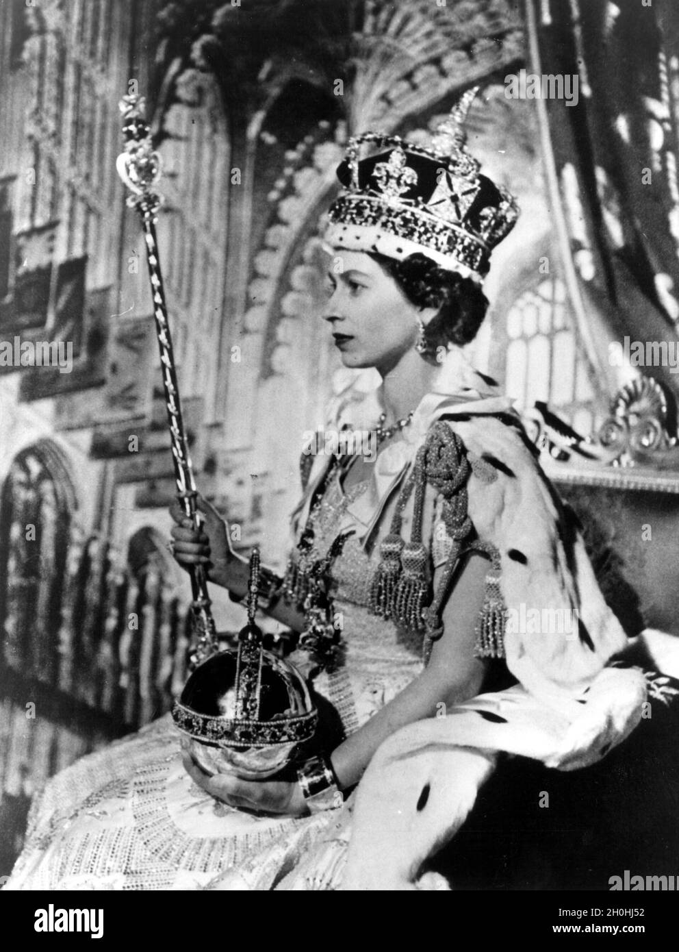 2 giugno 1953, Londra, Inghilterra: LA REGINA ELISABETTA II, 27, incoronata alla sua cerimonia di incoronazione a Westminster Abbey a Londra. Di fronte a più di 8,000 ospiti, tra cui primi ministri e capi di stato provenienti da tutto il Commonwealth e dal mondo, ha preso il giuramento dell'Incoronazione ed è ora destinata a servire il suo popolo e a mantenere le leggi di Dio. La Regina sedetteva nella Sala del Trono a Buckingham Palace dopo la sua incoronazione nell'Abbazia di Westminster. Il QEII indossa la corona imperiale di stato. Nella sua mano sinistra tiene l'Orb, nella sua destra lo scettro con la croce. (Credit Image: © Agenzia Stampa Keystone Foto Stock