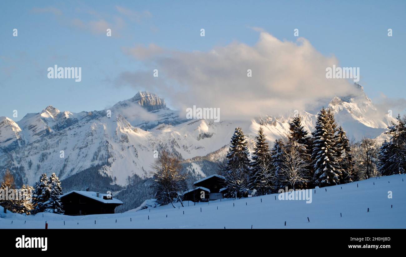 Nuvole sulle cime di montagna viste da Villars-sur-Ollon in Svizzera Foto Stock