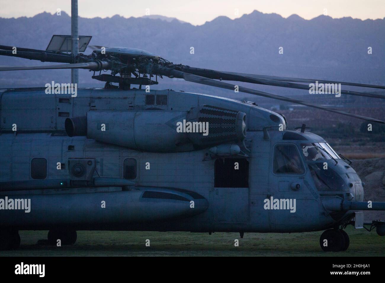 Un US Marine Corps CH-53E Super Stallion assegnato a Marine Aviation Weapons and Tactics Squadron One, atterra durante un Noncombatant Exopenation Operations (NEO) esercizio, durante Assault Support Tactics 3 (AST-3), come parte di armi e tattiche corso (WTI) 1-22, al Marine Corps Air Ground Combat Center, Twentynine Palms, California, ottobre 8, 2021. AST-3 è un'evoluzione multi-missione costituita da UN NEO e da operazioni di assistenza umanitaria estera. Questa evoluzione consente ai potenziali WTC di pianificare, presentare ed eseguire entrambe le missioni spostando l'attenzione verso un rev approfondito Foto Stock