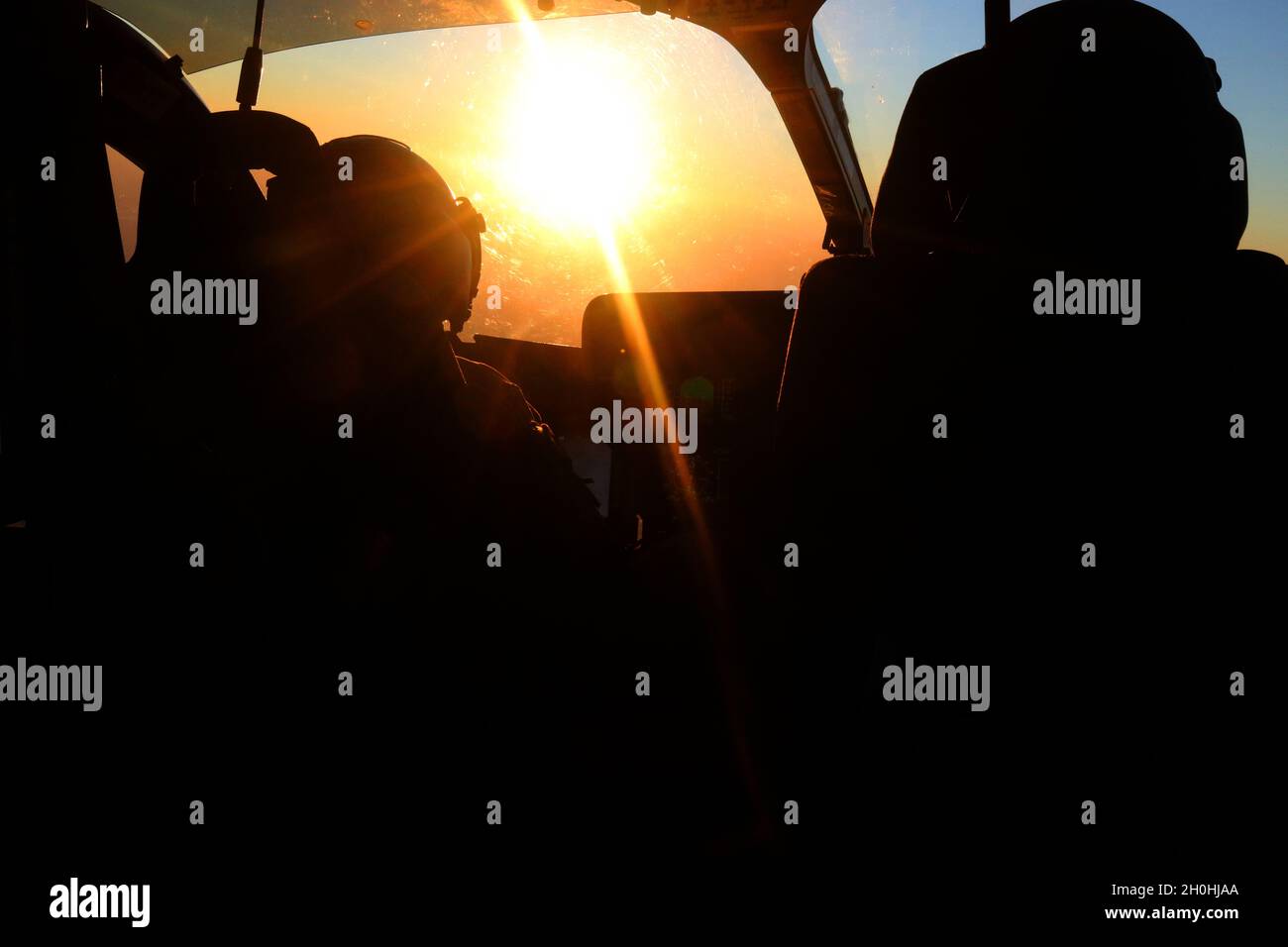 Texas National Guard Joint Counterdrug Task Force Aviation Element i piloti volano l'elicottero LUH-72 'Lakota' lungo il Rio Grande River come agente di pattuglia di confine gestisce il sistema di telecamere. Il programma Texas Counterdrug ha sostenuto le forze dell'ordine lungo il confine tra il Texas e il Messico da oltre 30 anni per individuare, scoraggiare e interdire il traffico, la produzione e la distribuzione di stupefacenti. (Foto di Master Sgt. Michael Leslie / Texas Joint Counterdrug Task Force) Foto Stock