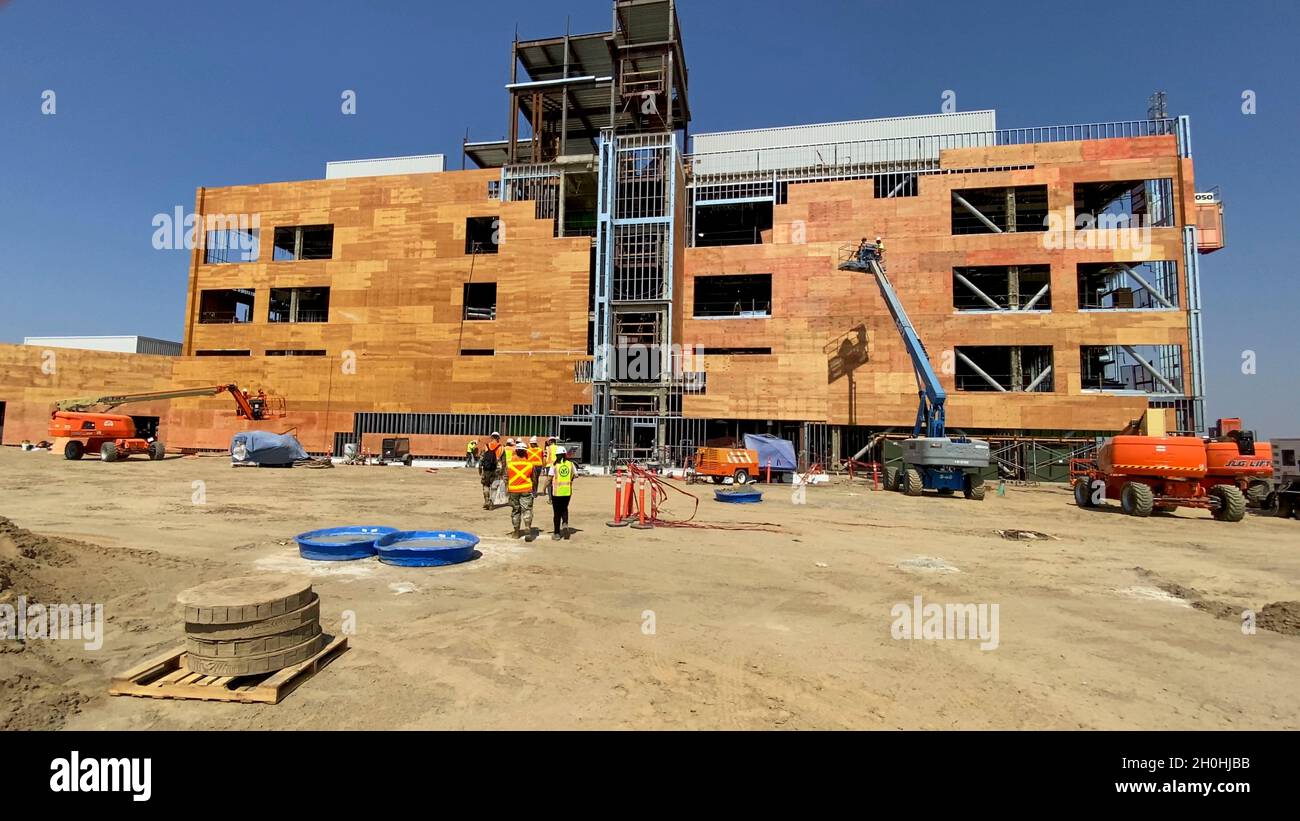 Il Colon Antoinette Gant, comandante della U.S. Army Corps of Engineers South Pacific Division, ha visitato il sito di costruzione della nuova clinica ambulatoriale con sede nella VA Community di Stockton, California, 30 agosto 2021. Il col. Gant era accompagnato dal col. James Handura, il comandante del distretto di Sacramento ed altri impiegati del distretto. I veterani della città di Stockton e della Central Valley beneficeranno molto della clinica ambulatoriale e del Community Living Center della Virginia Community. Foto Stock