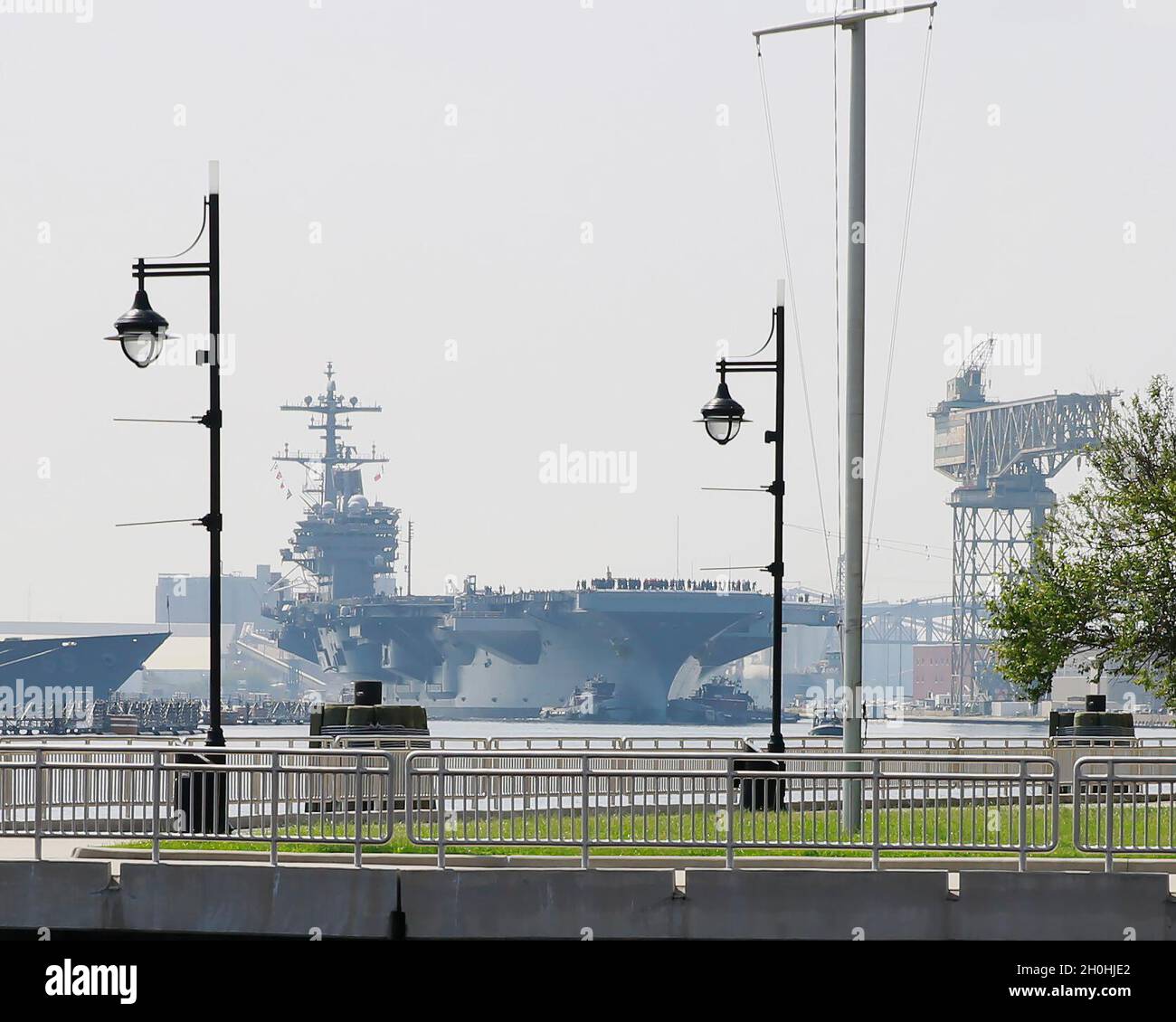 USS George H.W. Bush (CVN 77) ha lasciato il cantiere navale di Norfolk dopo aver completato il suo Drydocking Planned Incremental Availability (DPIA) Agosto 26. Foto Stock