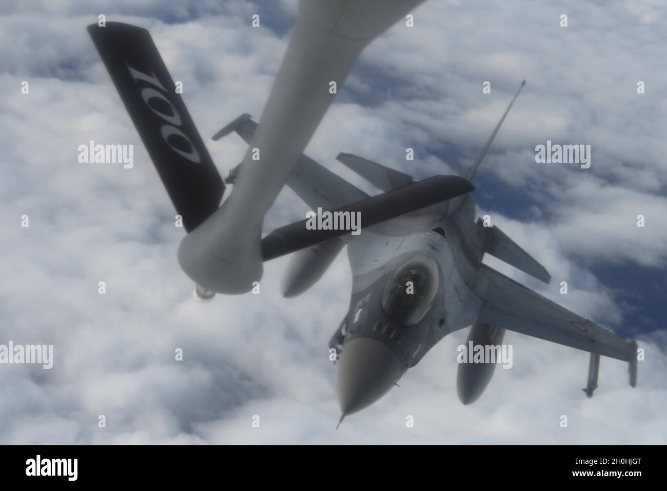 Un aereo rumeno F-16 Fighting Falcon si avvicina ad un aereo statunitense dell'Aeronautica militare KC-135 Stratotanker assegnato alla 100esima Ala di rifornimento dell'aria, Royal Air Force Mildenhall, Inghilterra, per ricevere carburante oltre la Romania 7 ottobre 2021. Il 100esimo ARW è l'unica ala permanente di rifornimento d'aria degli Stati Uniti nel teatro europeo, che fornisce il 'ponte' critico di rifornimento d'aria che permette all'aviazione militare di spediziondiare intorno al globo ad un momento'avviso. (STATI UNITI Air Force foto di Senior Airman Joseph Barron) Foto Stock