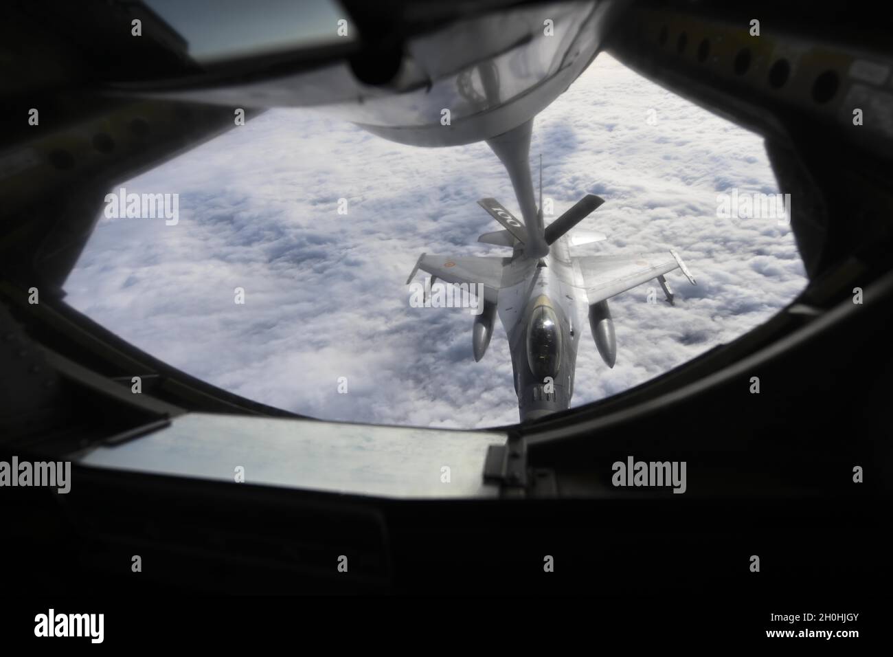 Un aereo rumeno F-16 Fighting Falcon riceve carburante sulla Romania da un aereo statunitense KC-135 Stratotanker assegnato alla 100th Air Refuging Wing, Royal Air Force Mildenhall, Inghilterra, 7 ottobre 2021. Il 100° ARW supporta la missione di portata globale dell'Air Force estendendo la gamma di aerei dell'Air Force statunitense in Europa e Africa. (STATI UNITI Air Force foto di Senior Airman Joseph Barron) Foto Stock