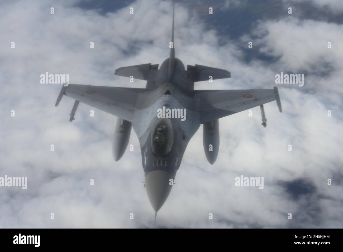 Un aereo rumeno F-16 Fighting Falcon ritorna da un aereo statunitense dell'Aeronautica militare KC-135 Stratotanker assegnato alla 100esima Ala di rifornimento dell'aria, Royal Air Force Mildenhall, Inghilterra, dopo aver ricevuto carburante sulla Romania, 7 ottobre 2021. Il 100° ARW è l'unica ala permanente statunitense per il rifornimento di aria in Europa e in Africa. (STATI UNITI Air Force foto di Senior Airman Joseph Barron) Foto Stock