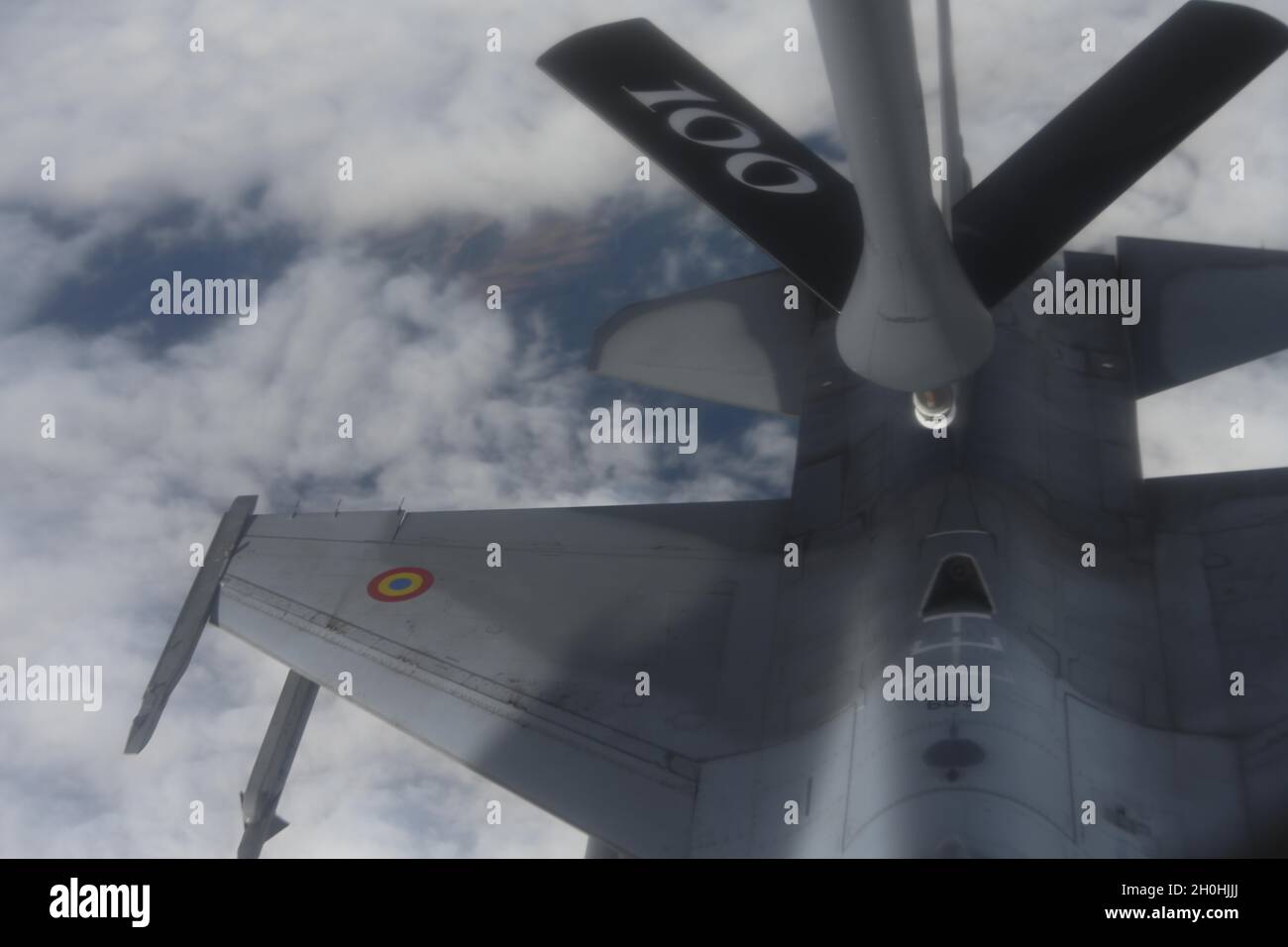 Un aereo rumeno F-16 Fighting Falcon si avvicina ad un aereo statunitense dell'Aeronautica militare KC-135 Stratotanker assegnato alla 100esima Ala di rifornimento dell'aria, Royal Air Force Mildenhall, Inghilterra, per ricevere carburante oltre la Romania 7 ottobre 2021. Il 100esimo ARW è l'unica ala permanente di rifornimento d'aria degli Stati Uniti nel teatro europeo, che fornisce il 'ponte' critico di rifornimento d'aria che permette all'aviazione militare di spediziondiare intorno al globo ad un momento'avviso. (STATI UNITI Air Force foto di Senior Airman Joseph Barron) Foto Stock