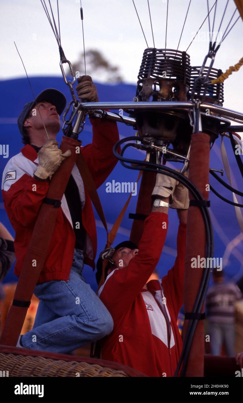 I PILOTI SI PREPARANO A RIEMPIRE UN PALLONE AD ARIA CALDA PRONTO PER UN VOLO. Foto Stock