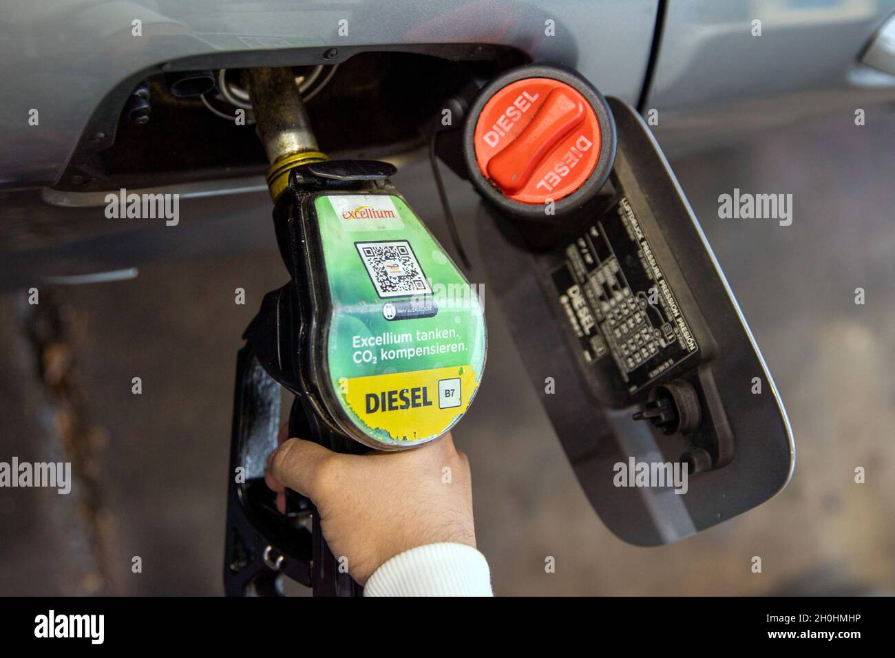 Berlino, Germania. 11 ottobre 2021. Un automobilista riempie un'auto con carburante diesel presso un distributore di benzina della compagnia di oli minerali Total in Chausseestrasse. Credit: Carsten Koall/dpa/Alamy Live News Foto Stock