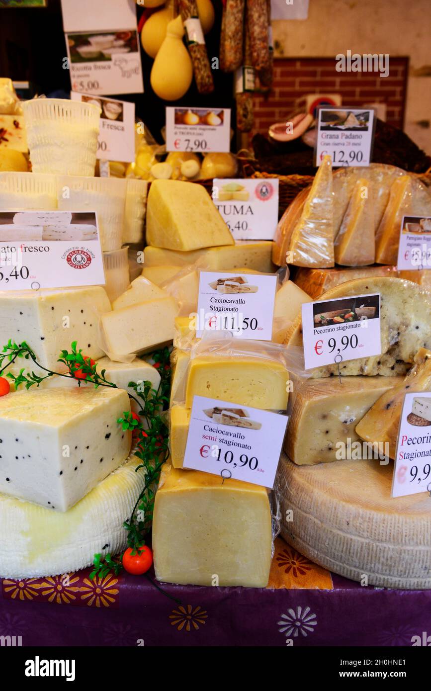 Un negozio di formaggi al mercato di Catania. Foto Stock