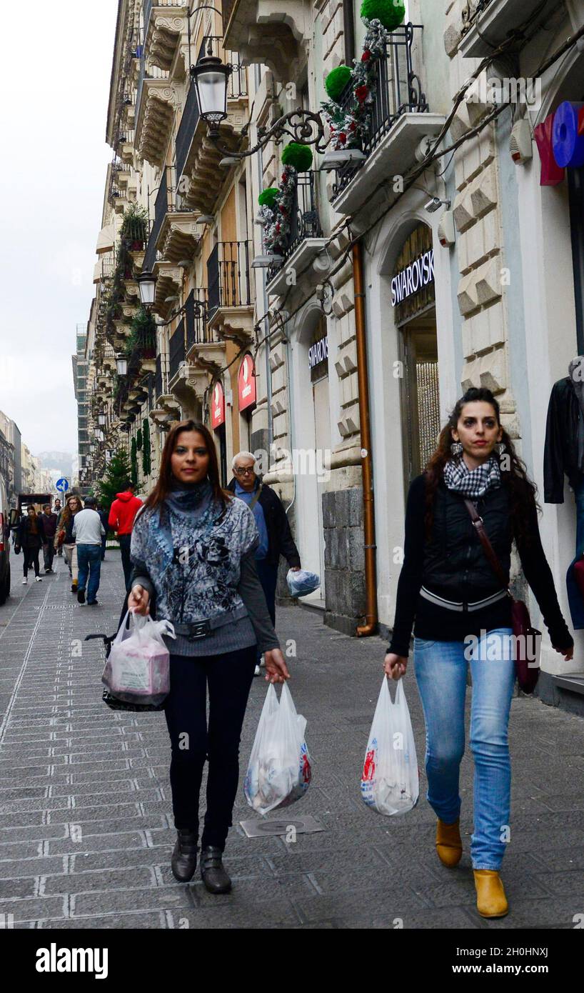 Le donne italiane che fanno shopping in Via Etnea a Catania. Foto Stock