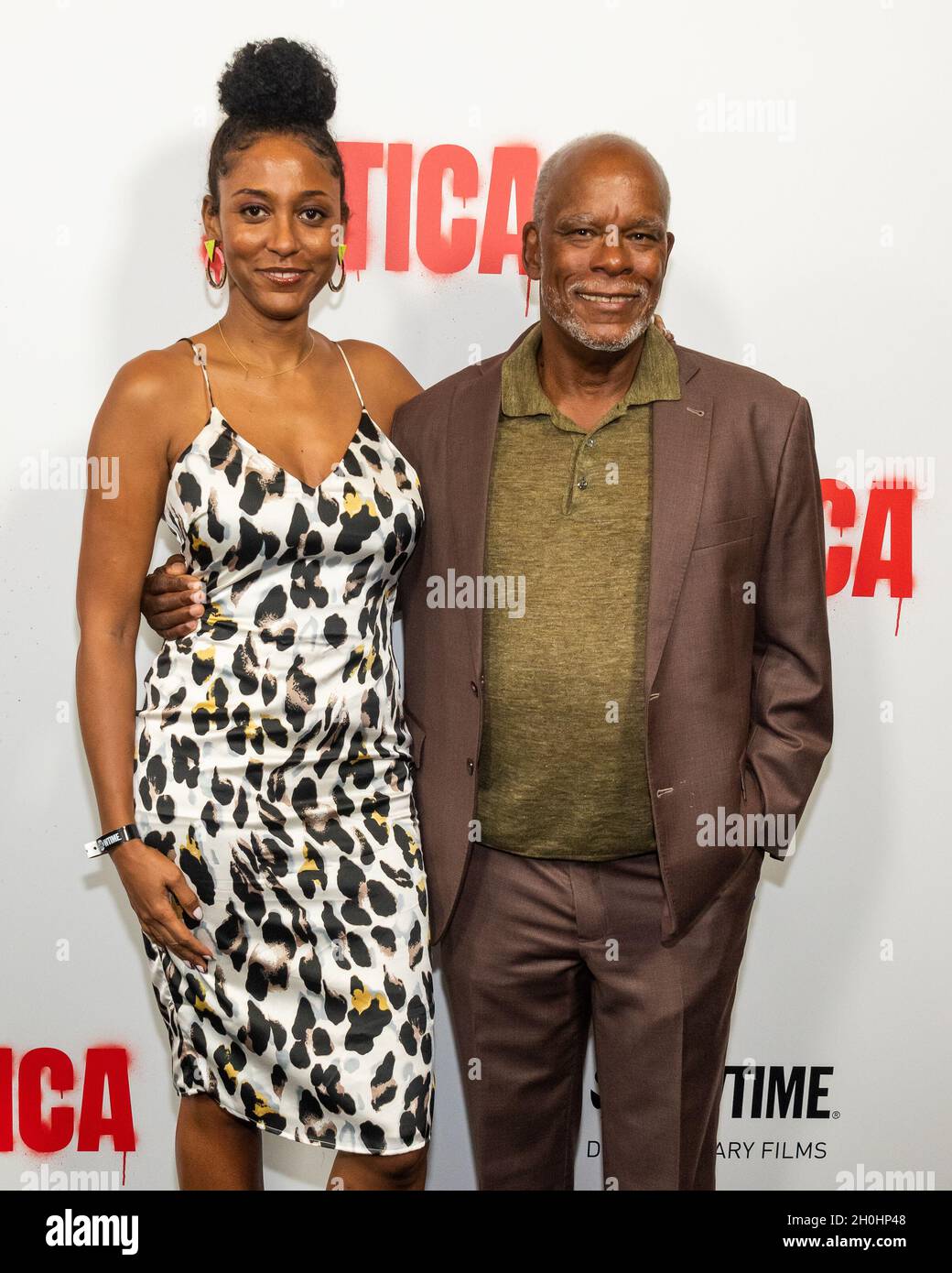 New York, Stati Uniti. 12 ottobre 2021. Traci Curry e Stanley Nelson partecipano alla proiezione di 'Attica' all'Apollo Theatre di New York il 12 ottobre 2021. (Foto di Gabriele Holtermann/Sipa USA) Credit: Sipa USA/Alamy Live News Foto Stock