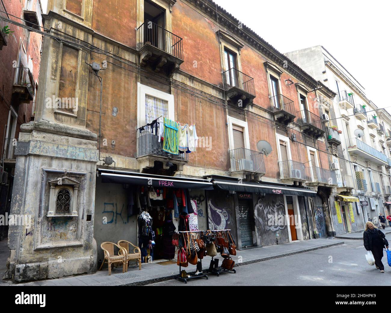 Negozio di abbigliamento vintage freak in Via Coppola a Catania, Italia  Foto stock - Alamy