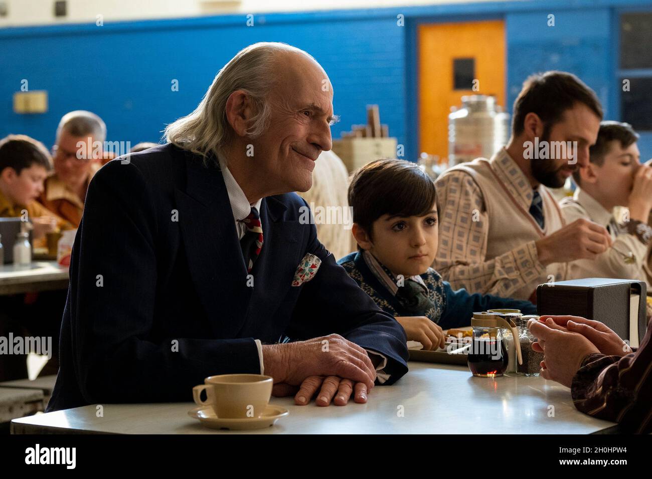 DATA DI USCITA: 22 dicembre 2021 TITOLO: The Tender Bar CASA DI PRODUZIONE: Smokehouse Pictures REGISTA: George Clooney TRAMA: Un ragazzo che cresce a Long Island cerca le figure del padre tra i patroni al bar di suo zio. PROTAGONISTI: CHRISTOPHER LLOYD, DANIEL RANIERI. (Credit Image: © Smokehouse Pictures/Entertainment Pictures) Foto Stock