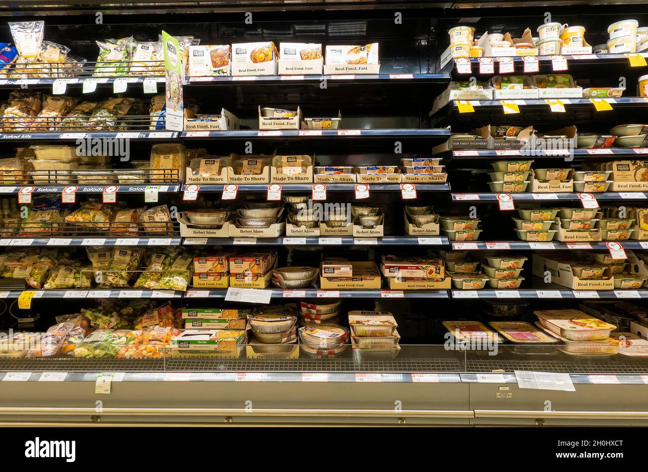 Mackay, Queensland, Australia - Ottobre 2021: Prodotti alimentari precotti confezionati in vendita nella sezione refrigerata del supermercato Foto Stock