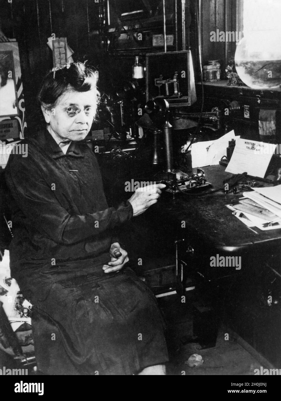 Telegrafo per la New Haven Railroad al lavoro a Milford, Connecticut. [traduzione automatizzata] Foto Stock