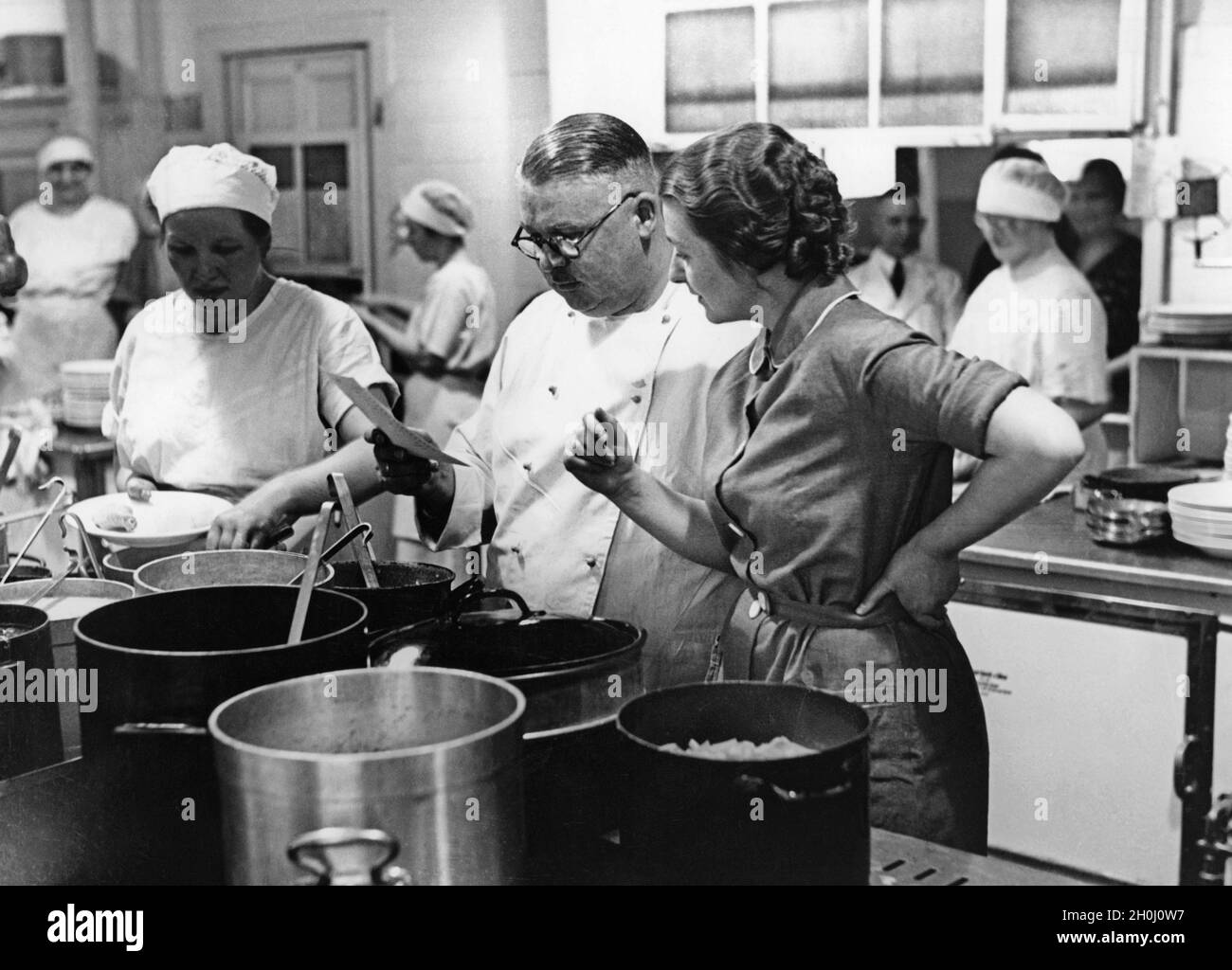 Operaio del ristorante non riconosciuto che indossa il grembiule che  prepara la ciotola del poke e che usa il cannello della cucina Foto stock -  Alamy