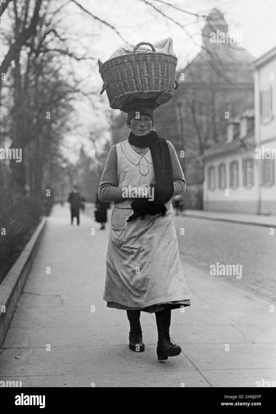 Una donna porta un cestino sulla testa. [traduzione automatizzata] Foto  stock - Alamy