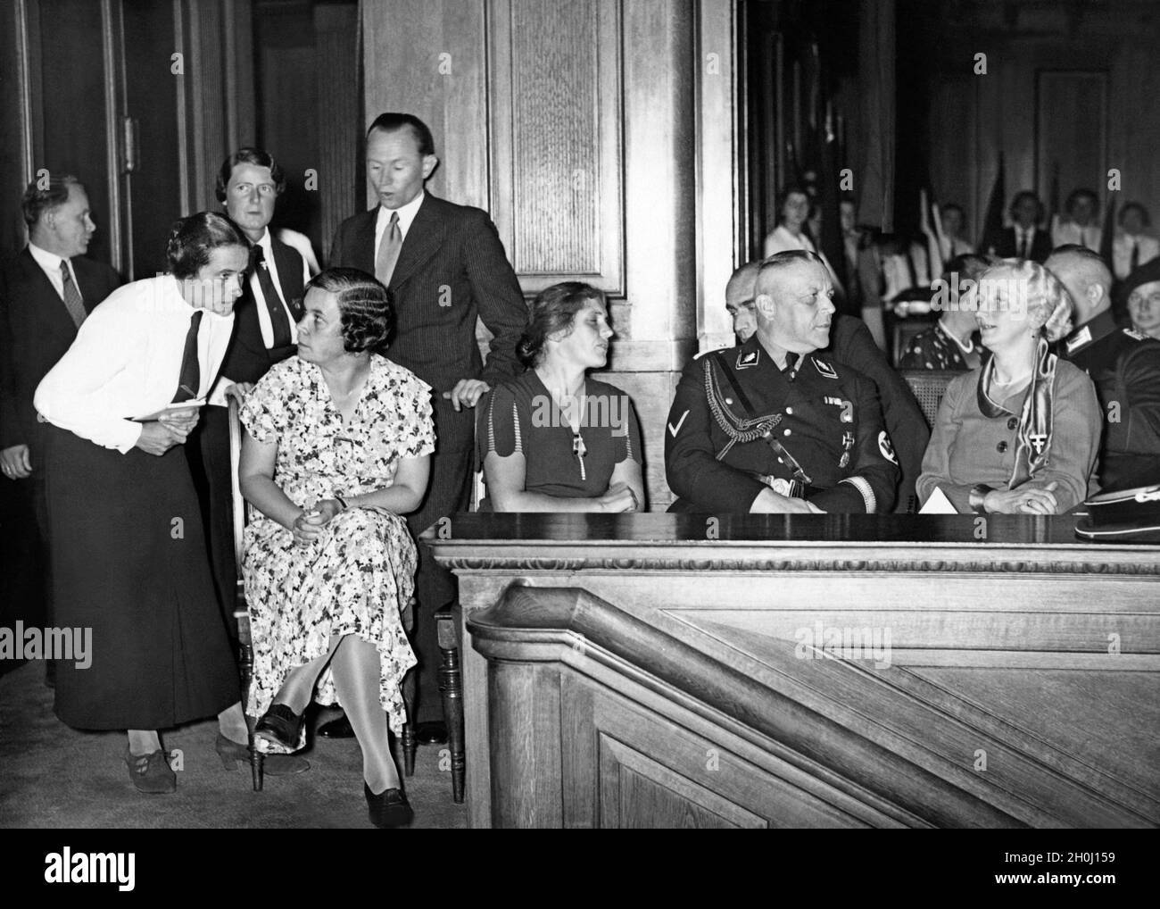 'Apertura della settimana pubblicitaria ''Donne sane attraverso l'esercizio fisico'' organizzata dal Reichsbund nella grande sala conferenze della Casa Prussiana di Berlino: Da sinistra a destra: Gauturnwartin Hintze, Henny Warninghoff, Unknown, SS-Standartenführer Franz Breithaupt (rappresentante dell'Associazione tedesca della ginnastica) e Frau Fikentscher (rappresentante dell'Associazione Nazionale Socialista delle Donne). [traduzione automatizzata]' Foto Stock