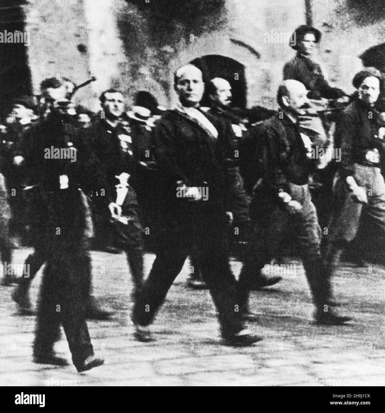 Il 28 ottobre 1922, Benito Mussolini (centro) ha iniziato i fascisti  italiani 'Marca su Roma' da Milano. È accompagnato dai suoi sostenitori e camicie  nere. Tuttavia, Mussolini lasciò la sera seguente in