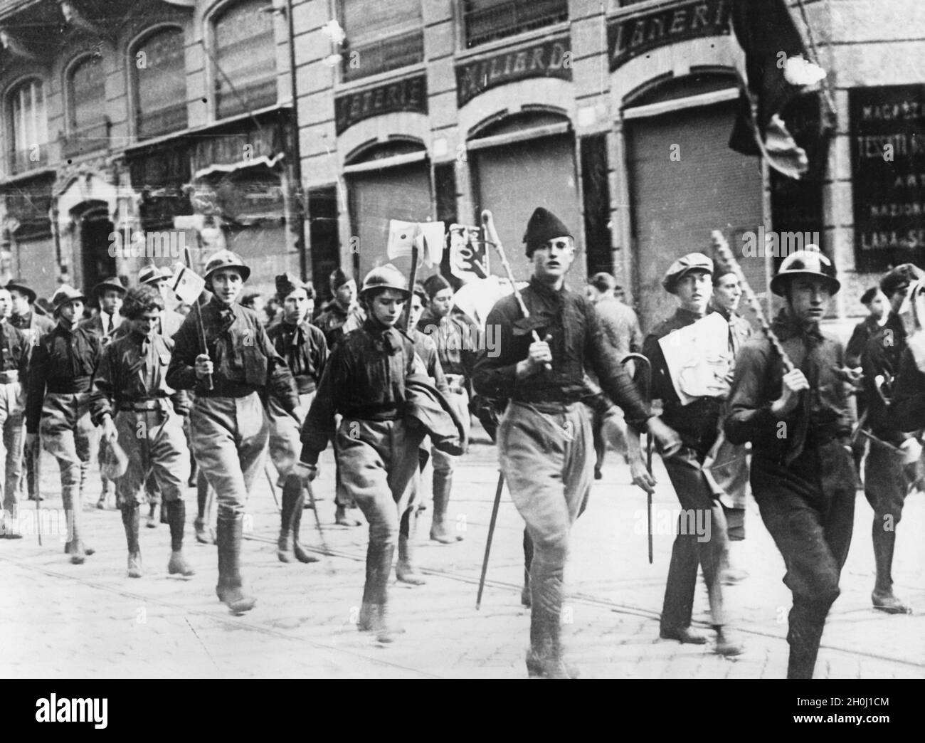 'Fascist Blackshirts marciare attraverso una strada in una città italiana il 22 ottobre 1922, armati di caschi e club. Alla fine di ottobre si è svolta la "Roma" di Mussolini. [traduzione automatizzata]' Foto Stock