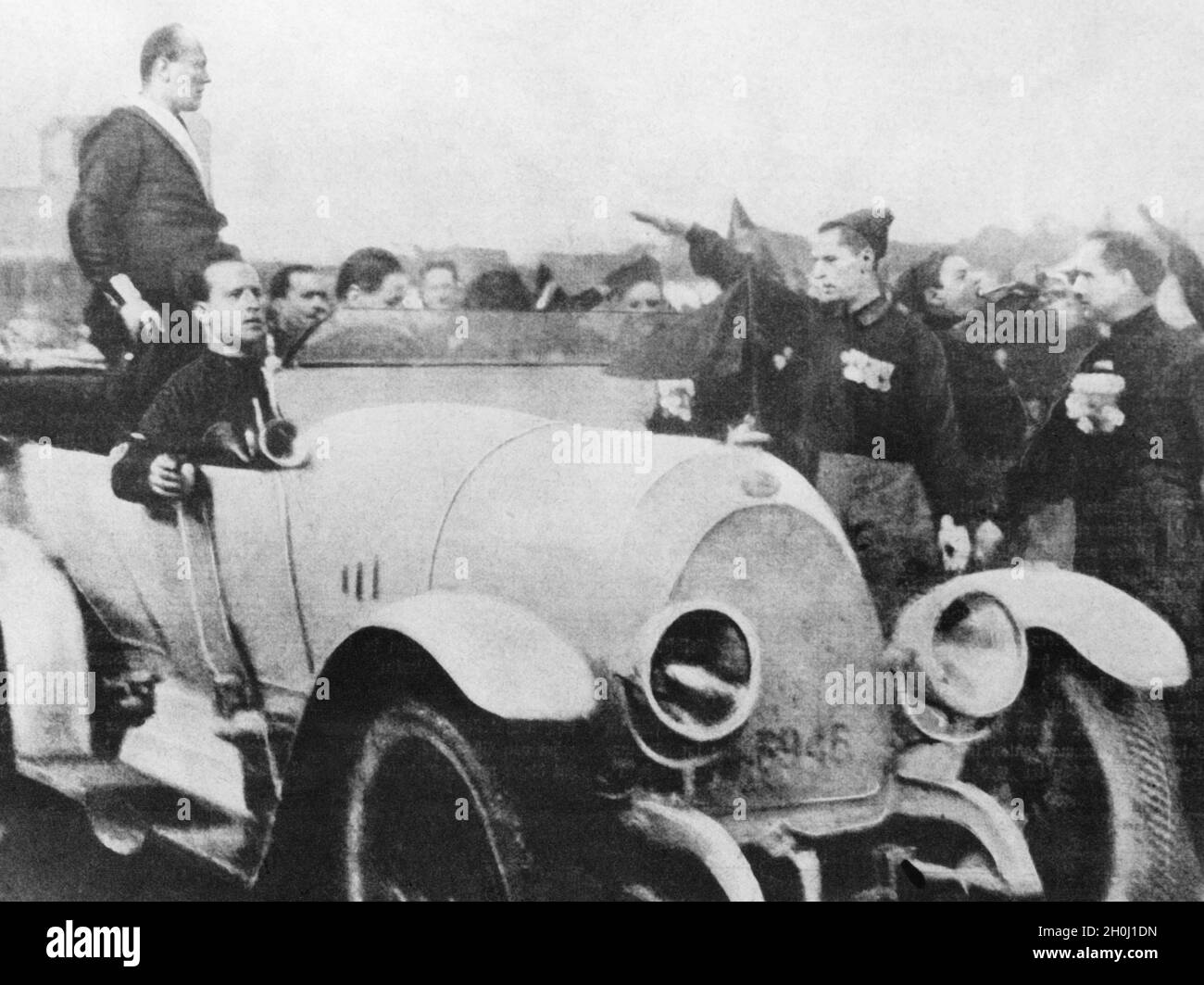 'Benito Mussolini, in piedi in macchina nell'ottobre 1922, dà un discorso ai suoi sostenitori, che lo salutano con il 'Salento romano'. Alla fine di ottobre si è svolto il "arco di Roma", che ha portato al governo i fascisti italiani. [traduzione automatizzata]' Foto Stock