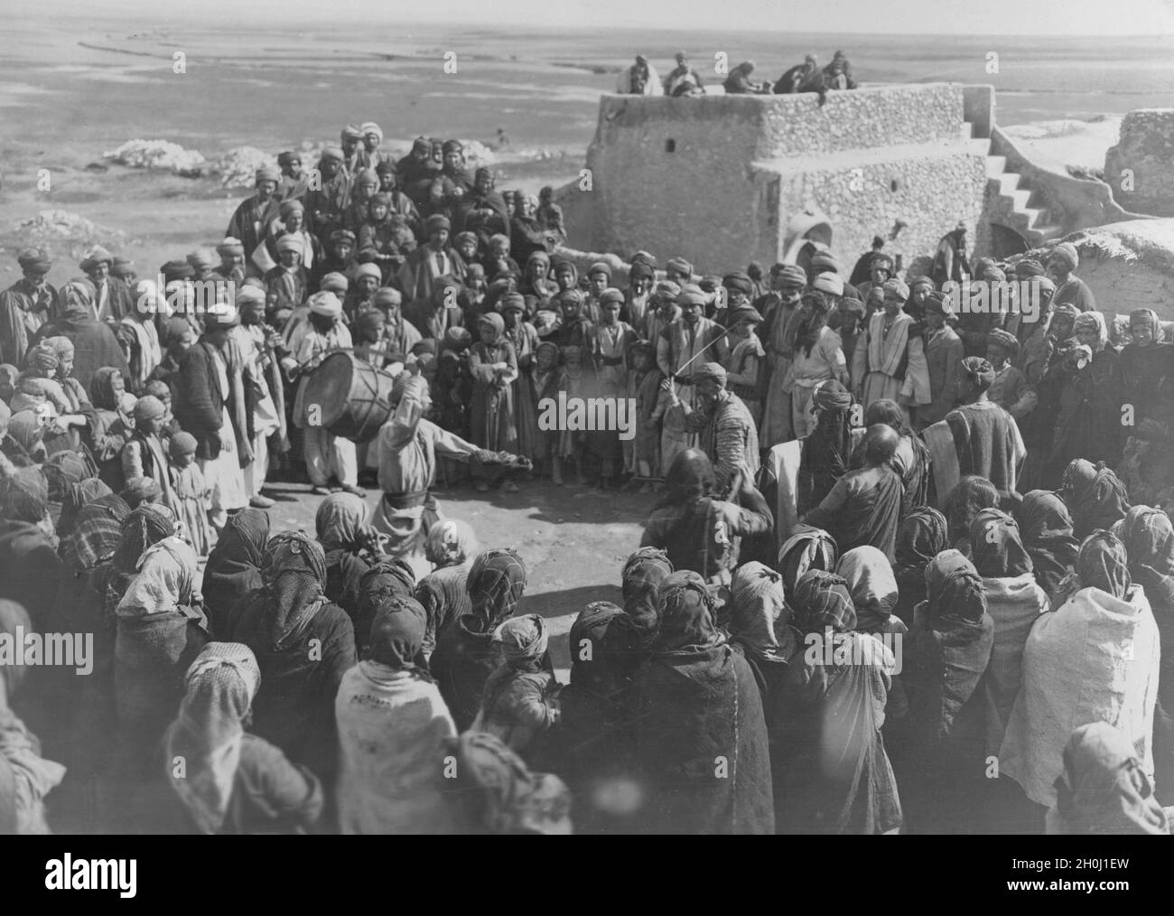 Residenti alla cerimonia della danza della spada in occasione della morte del terzo e ultimo figlio di una famiglia araba a Ter Uskof. [traduzione automatizzata] Foto Stock