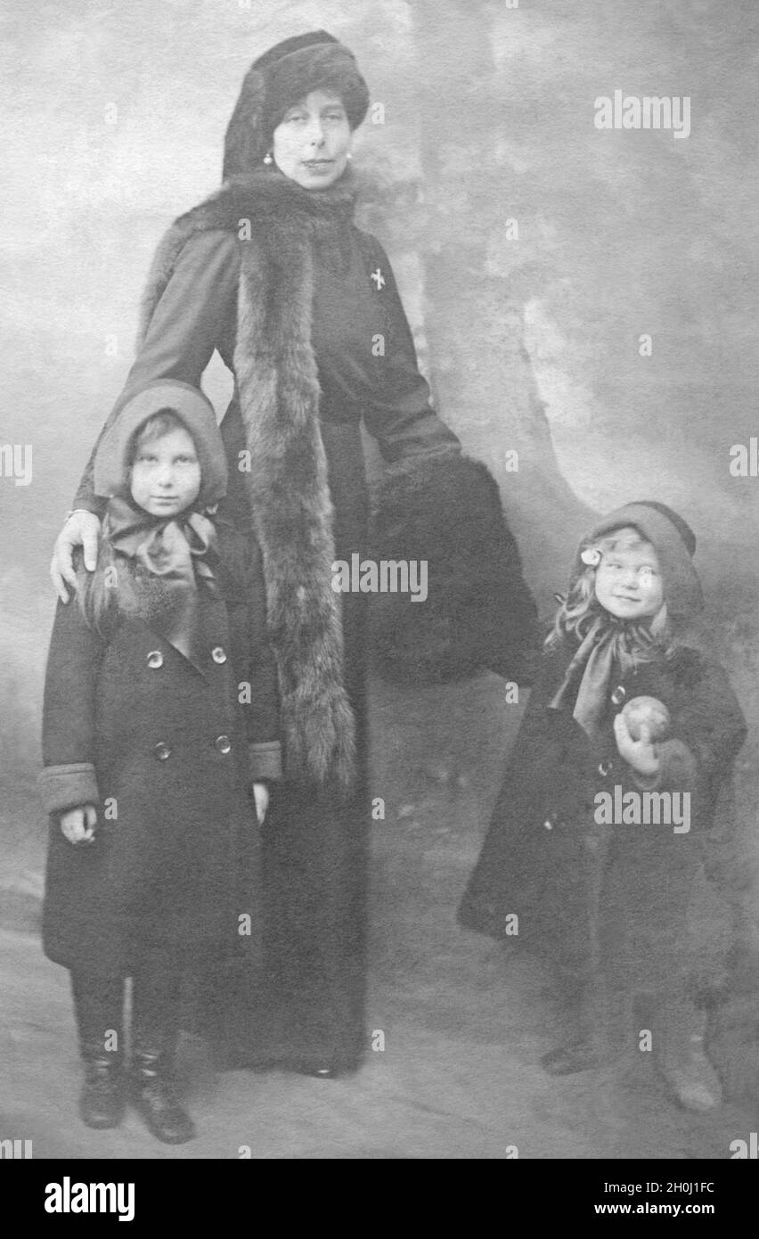 Viktoria Fjodorowna, divorziata Granduchessa d'Assia e dal Reno, nata Principessa di Sassonia-Coburg-Gotha, moglie del Granduca russo Kyrill Wladimirowitsch Romanow con le due figlie Maria e Kira. (fotografia non acquisita) [traduzione automatica] Foto Stock